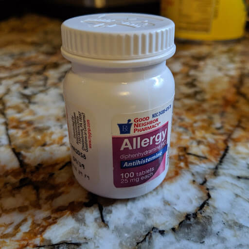 Picture of a bottle of generic Benadryl